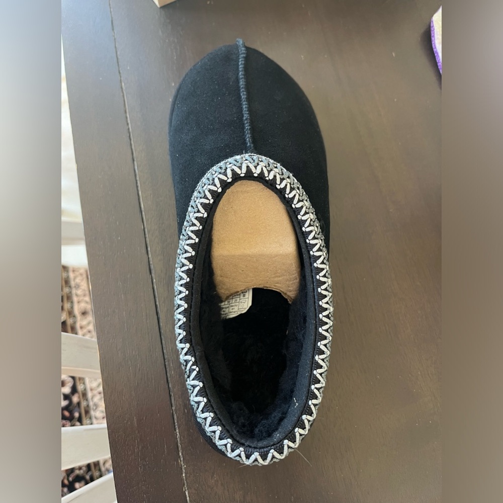 Women’s Ugg Tasman Slippers. Black, size 8.